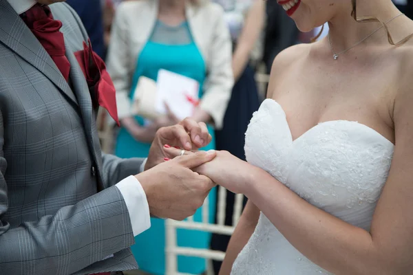 Церемония Свадьбы Обмен Кольцами Жениха Невесты Против Свадебной Арки — стоковое фото