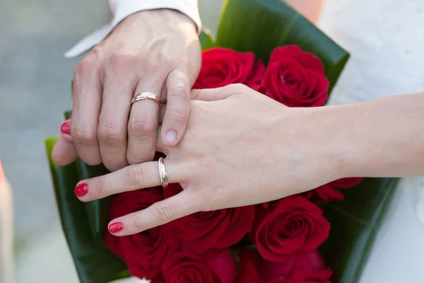 Coppia Che Sposa Mani Nuziali Con Anello — Foto Stock