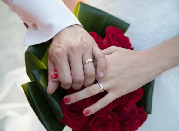Evlenen Çift Düğün Yüzüğü Ile Eller — Stok fotoğraf