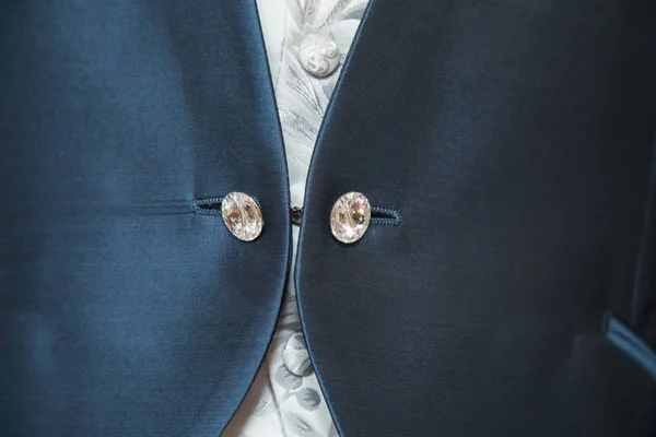 Mann Knöpft Sich Blaue Jacke Hochzeitsdetails Elegantes Brautkleid Smoking Wartet — Stockfoto