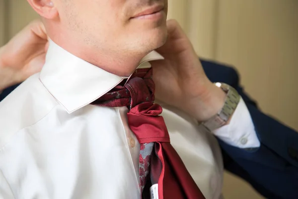 Primeros Planos Del Pecho Del Hombre Con Camisa Blanca Corbata — Foto de Stock