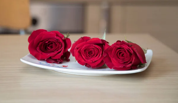 Romantic Red Roses Table — Stock Photo, Image