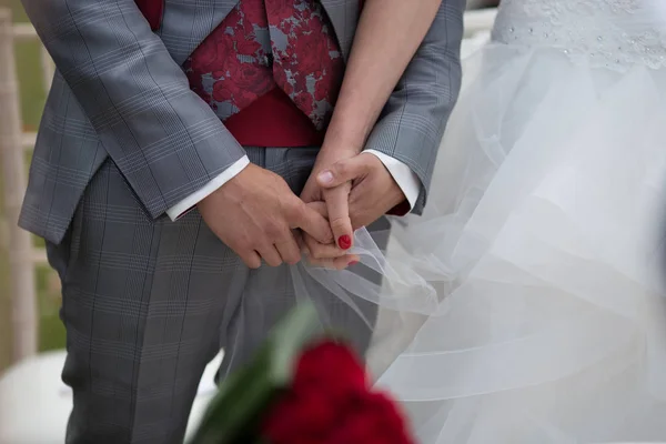 Manos Novia Novio Con Anillos Boda Bandas Boda — Foto de Stock