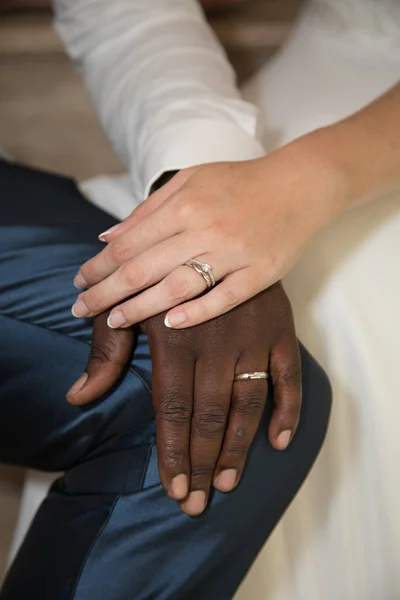 Casamento Casal Mãos Dadas Com Anéis Dourados — Fotografia de Stock