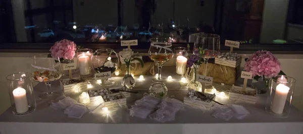 在晚上花园 光婚礼的时尚婚礼装饰玻璃灯笼蜡烛关闭 爱庆祝的美丽浪漫的地方 — 图库照片#