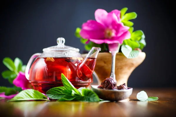 Чай з рожевих стегон з м'ятою — стокове фото