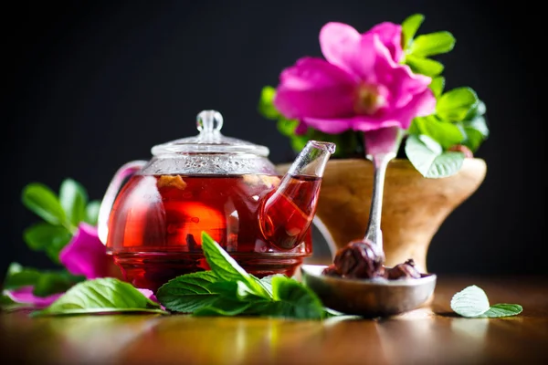 Tea menta, csipkebogyó készült — Stock Fotó