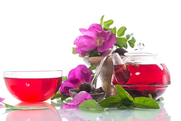 Thee gemaakt van rozenbottels met munt — Stockfoto