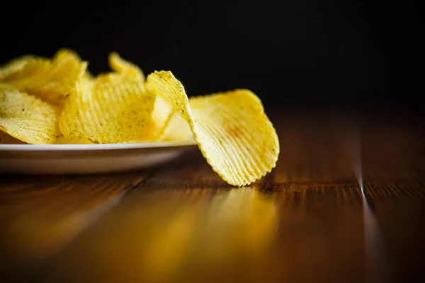 Beyaz bir tabak içinde gevrek patates cipsi — Stok fotoğraf