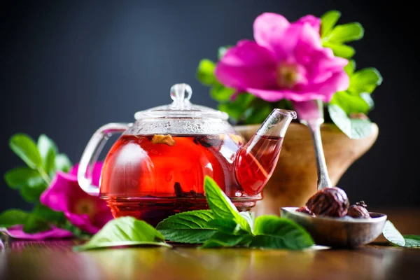 Herbata z dzikiej róży z miętą — Zdjęcie stockowe