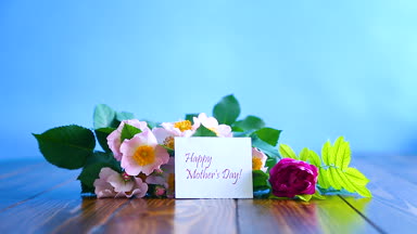 güzel çiçek açan güller ve anne için bir tebrik kartı