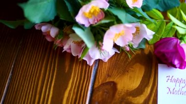 güzel çiçek açan güller ve anne için bir tebrik kartı