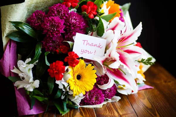 Krásná Kytice Různých Květin Dřevěný Stůl — Stock fotografie