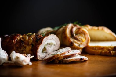 Et çeşitli baharatlar ve otlar ile rulo