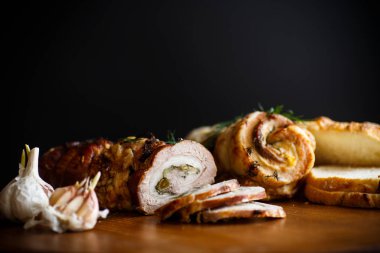 Et çeşitli baharatlar ve otlar ile rulo