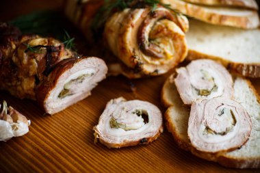 Et çeşitli baharatlar ve otlar ile rulo