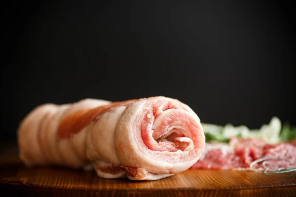 Rotolo di carne con varie spezie ed erbe aromatiche — Foto Stock