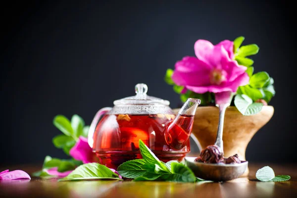 Tè a base di rosa canina con menta — Foto Stock