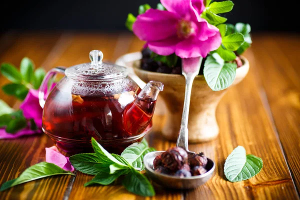 Base Rosa Canina Con Menta Tavolo Legno Con Fiori — Foto Stock