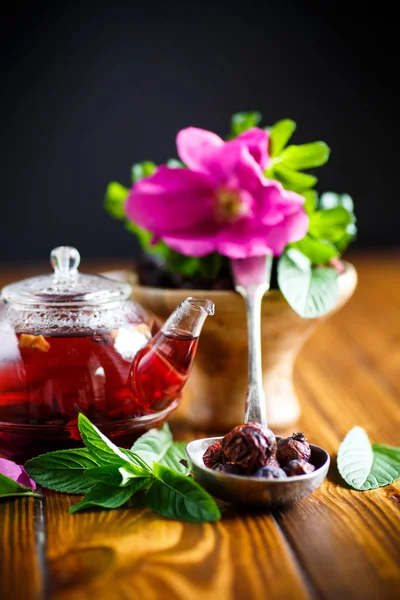 Chá Feito Quadris Rosa Com Hortelã Uma Mesa Madeira Com — Fotografia de Stock