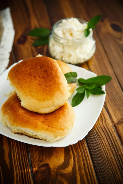 Taze Yapımı Tatlı Börek Ahşap Bir Masa Üzerinde Süzme Peynir — Stok fotoğraf