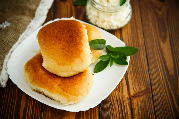 Tortas Doces Caseiras Frescas Com Queijo Cottage Uma Mesa Madeira — Fotografia de Stock