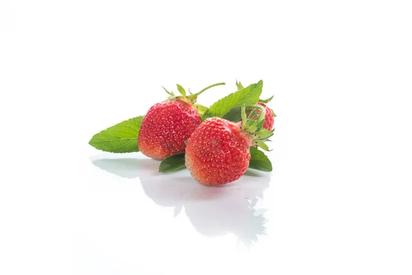 Reife Rote Bio Erdbeere Auf Weißem Hintergrund — Stockfoto