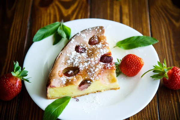 Cazuela Dulce Queso Cottage Con Fresas Una Mesa Madera — Foto de Stock