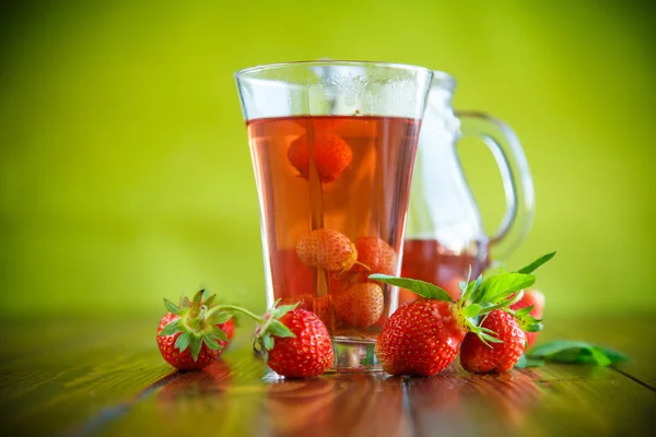 Zoete Compote Van Rijpe Rode Aardbeien Een Karaf Glas Een — Stockfoto