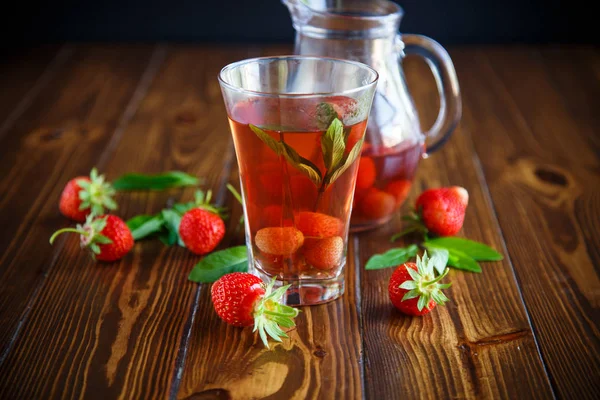 Süßes Kompott Aus Reifen Roten Erdbeeren Glasdekanter Auf Einem Tisch — Stockfoto