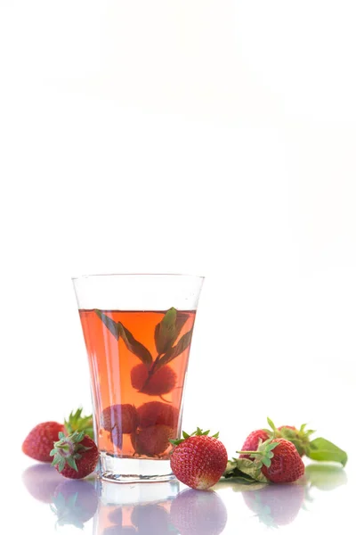 Süßes Kompott Aus Reifen Roten Erdbeeren Einer Glaskaraffe Auf Weißem — Stockfoto