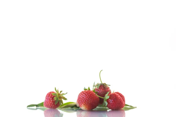 成熟的红色有机草莓白色背景 — 图库照片