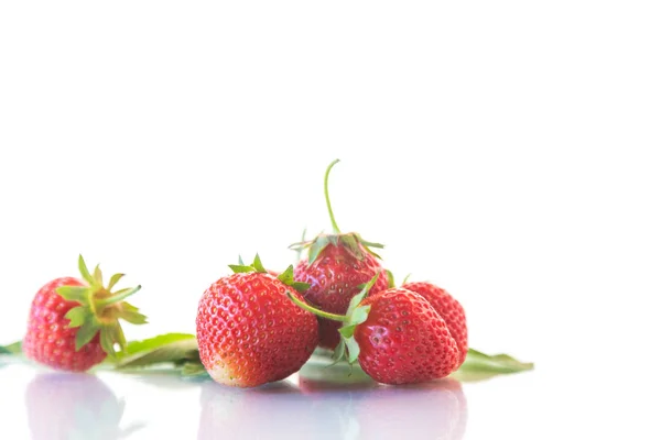 Ώριμα Κόκκινα Οργανικά Φράουλα Λευκό Φόντο — Φωτογραφία Αρχείου