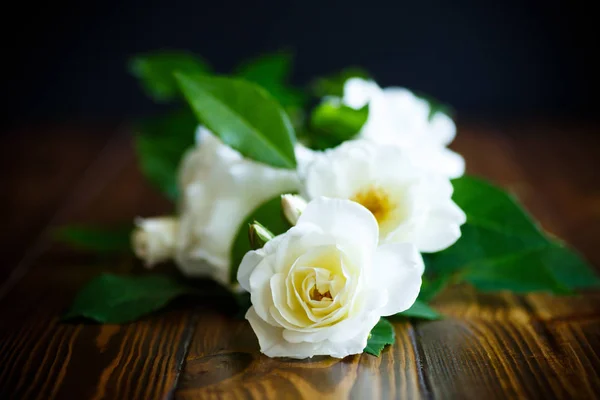 Mooie Wit Bloeiende Rozen Een Houten Tafel — Stockfoto