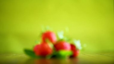 yeşil bir arka plan üzerinde kırmızı olgun organik çilek