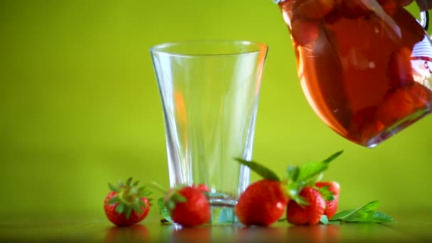 テーブルの上のガラスのデカンタで熟した赤いイチゴの甘いコンポート — ストック動画