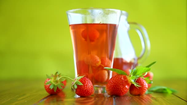 Zoete Compote Van Rijpe Rode Aardbeien Een Karaf Glas Een — Stockvideo