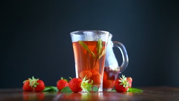 Süßes Kompott Aus Reifen Roten Erdbeeren Glasdekanter Auf Einem Tisch — Stockvideo