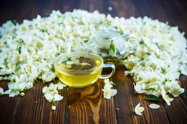 Tee Mit Jasminblüten Einer Glasteekanne Auf Einem Tisch — Stockfoto