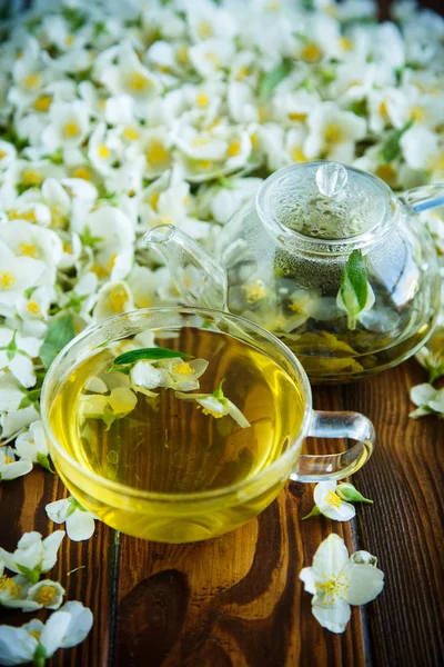 Tea Jázmin Virágok Asztalon Egy Üveg Teáskanna — Stock Fotó