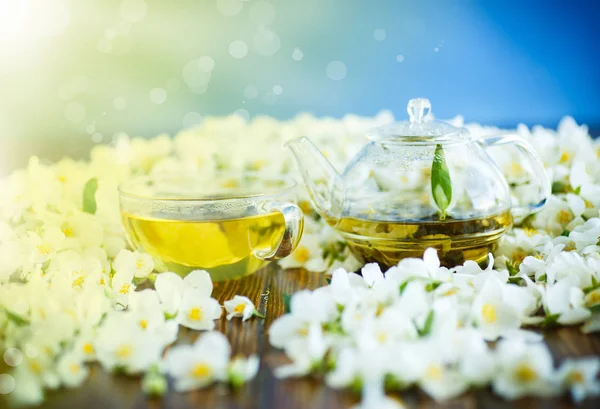 Tee Mit Jasminblüten Einer Glasteekanne Auf Einem Tisch — Stockfoto