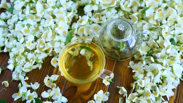Yasemin Çiçeklerle Bir Cam Çaydanlık Bir Tabloda Çay — Stok video