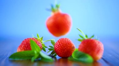 mavi bir arka plan üzerinde kırmızı olgun organik çilek