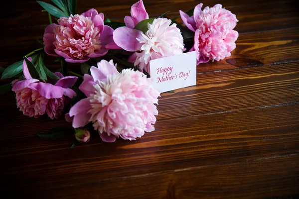 Strauß Blühender Pfingstrosen Auf Einem Holztisch — Stockfoto