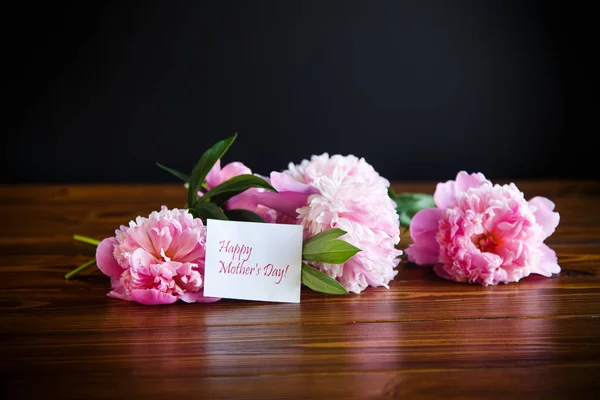木桌上盛开的牡丹花束 — 图库照片