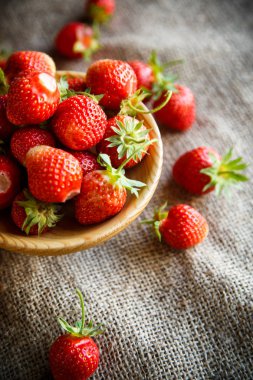 çuval bezi ile bir tabloda Olgun kırmızı çilek