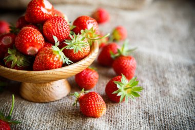 çuval bezi ile bir tabloda Olgun kırmızı çilek