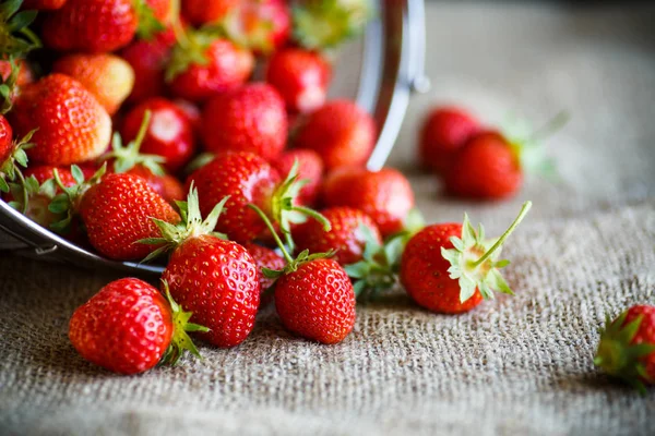 Fraise Rouge Mûre Sur Une Table Avec Toile Jute — Photo