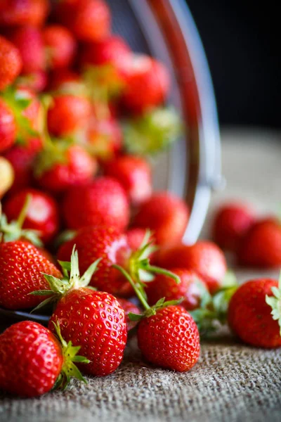 Fragola Rossa Matura Tavolo Con Iuta — Foto Stock