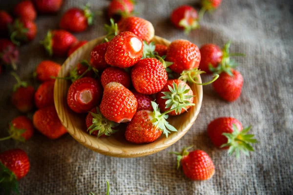 Ripe Red Strawberry Table Burlap — Stock Photo, Image